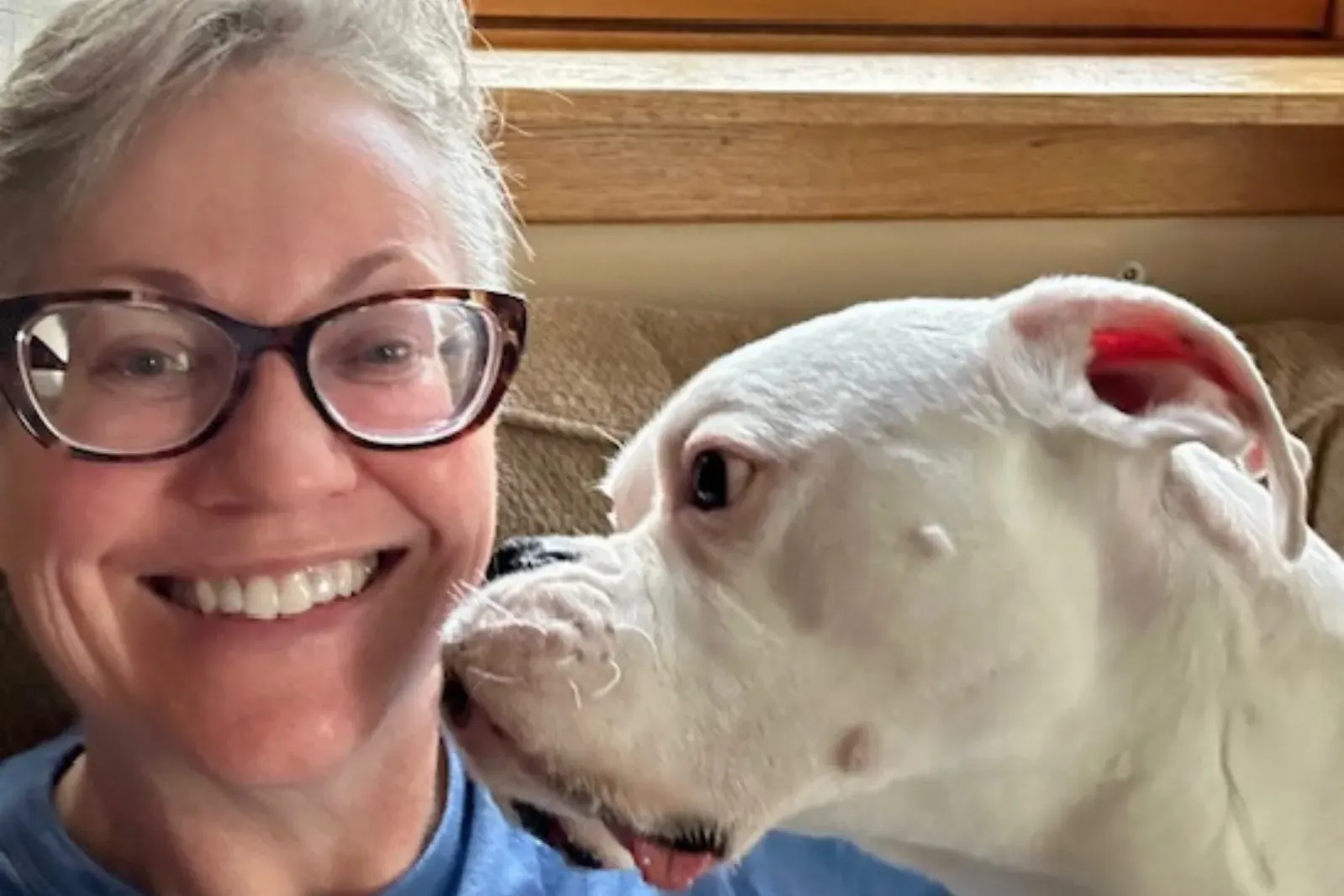 라첼 콘로이와 보저 윈스턴의 포옹