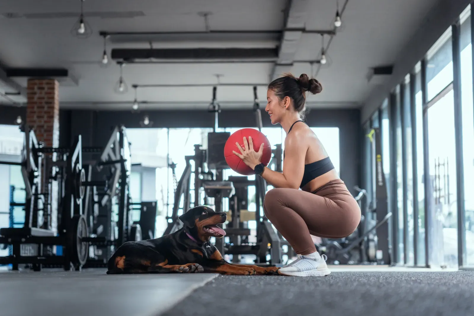 헬스장에서 강아지와 주인