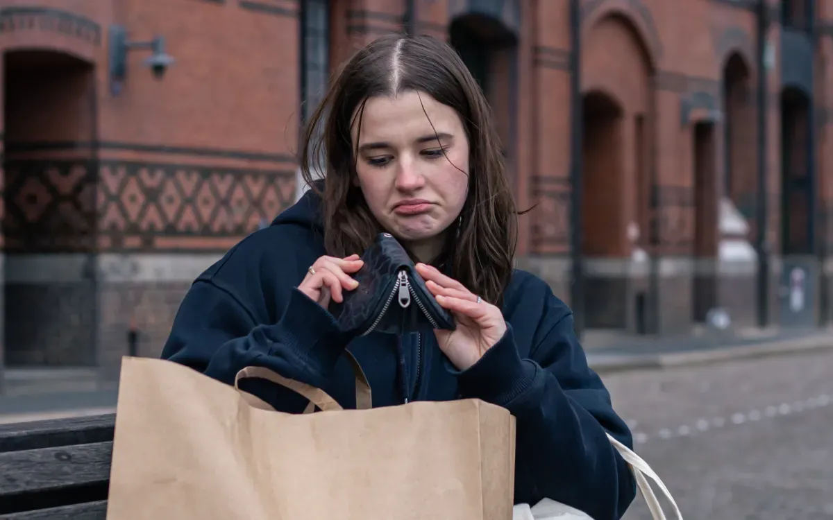 휴가 중 모든 것을 친구에게 부담을 주는 여성